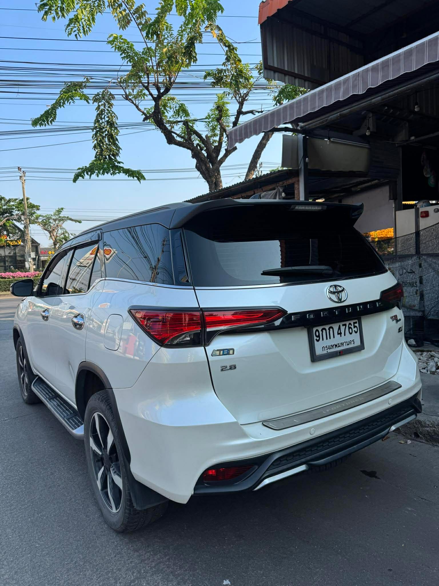 Car image 4